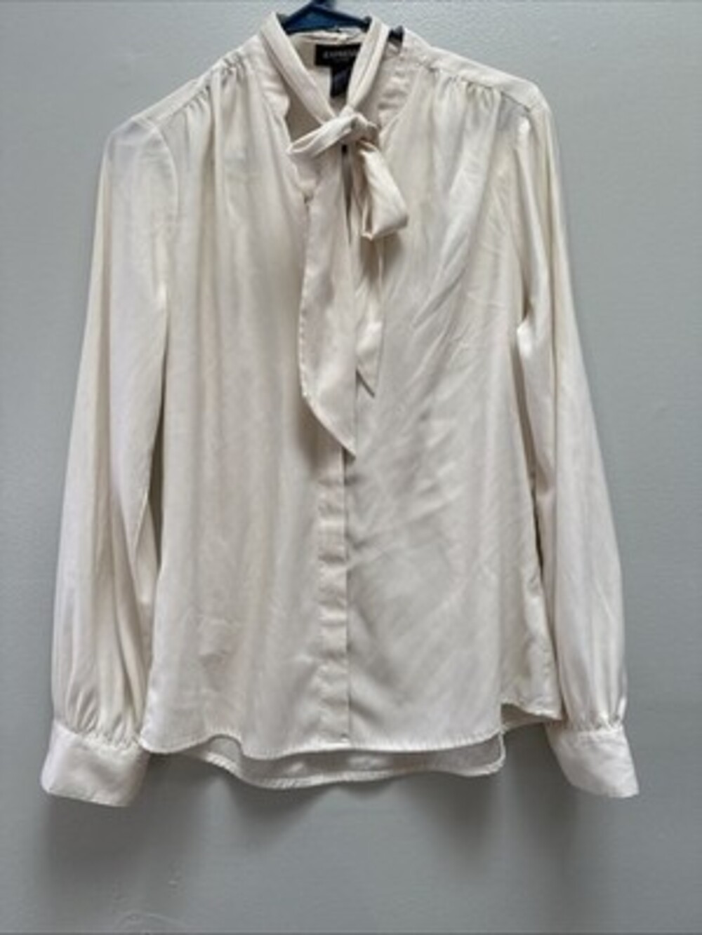 Express Women Ivory Cream Relaxed Satin Tie Neck Portofino Shirt Medium Minimal
